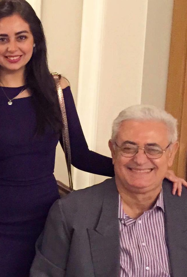 تعيش حالة نفسية صعبة بعد وفاة والدها