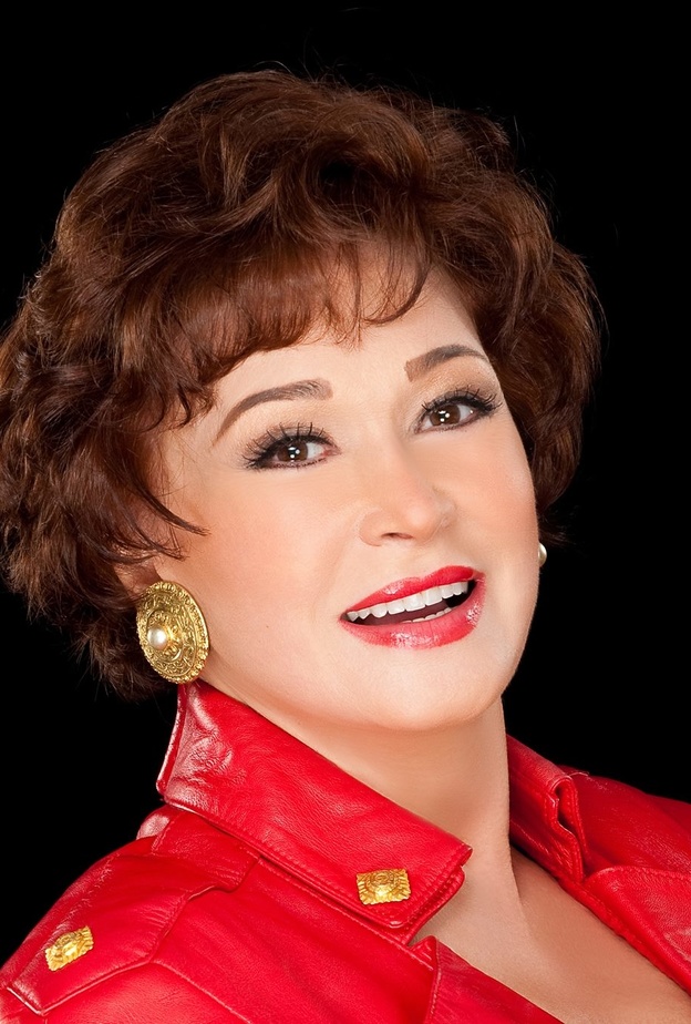 في اطلالة جريئة منها.. لبلبة سيدة عجوز وشعرها ابيض