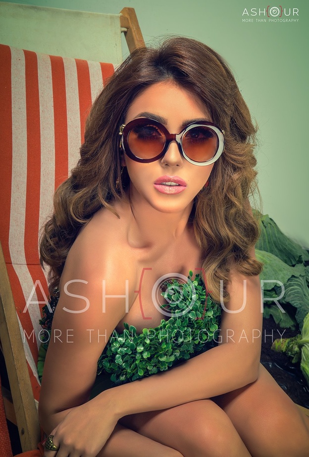 جلسة تصوير غريبة لسارة سلامة.. وقعت وسط خضراوات