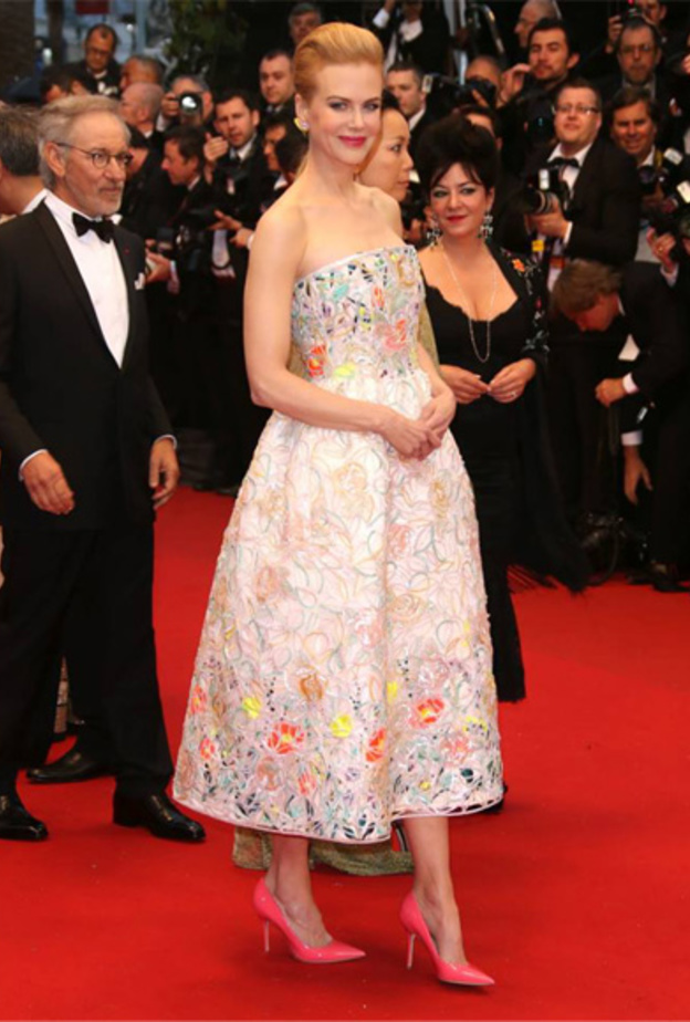 ترتدي فستان حياديا بسيطاً