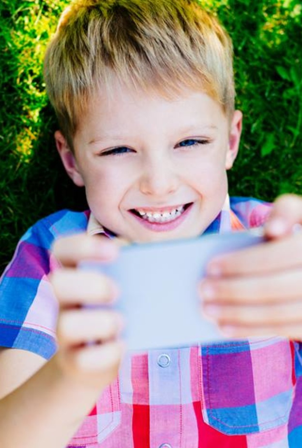 مراقبة الطفل ومعرفة انواع العابه تحميه من خطر العنف 