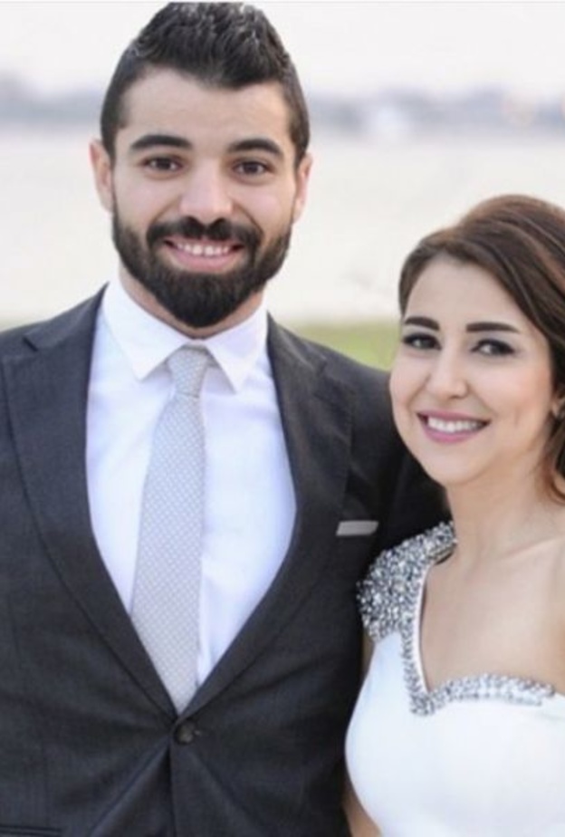 تحاول تخطي ازمتها بعد طلاقها