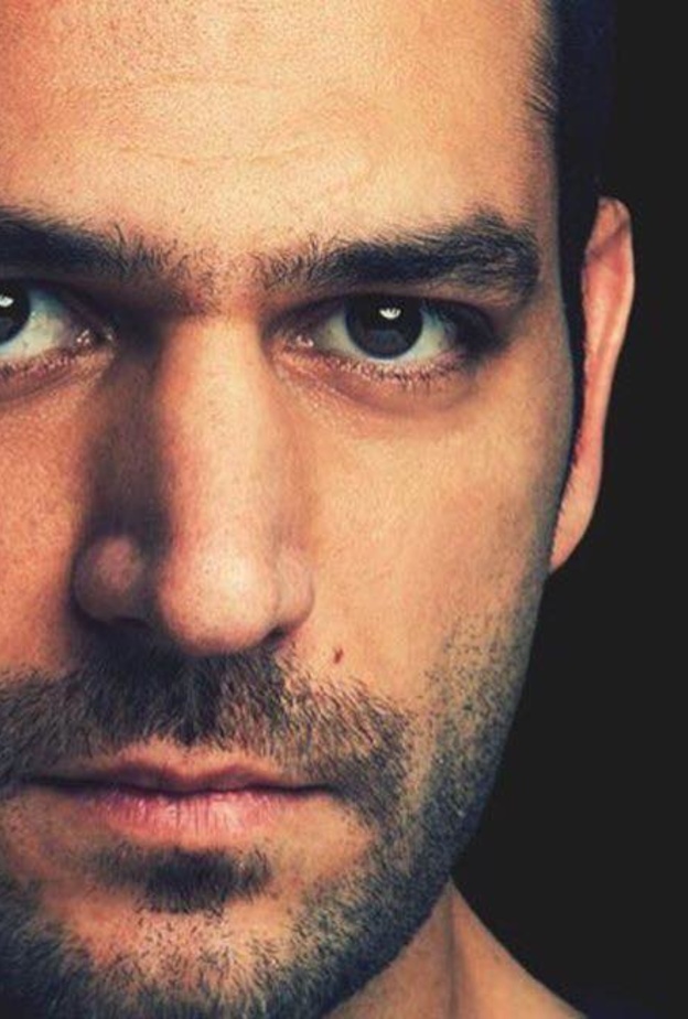 مراد يلدريم بطل مسلسل عاصي يحتفل بعيد ميلاده ال38