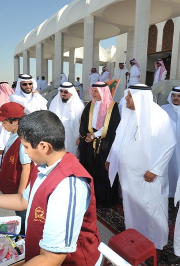  100 طالب يرسمون لوحات تشكيلية على كورنيش جدة