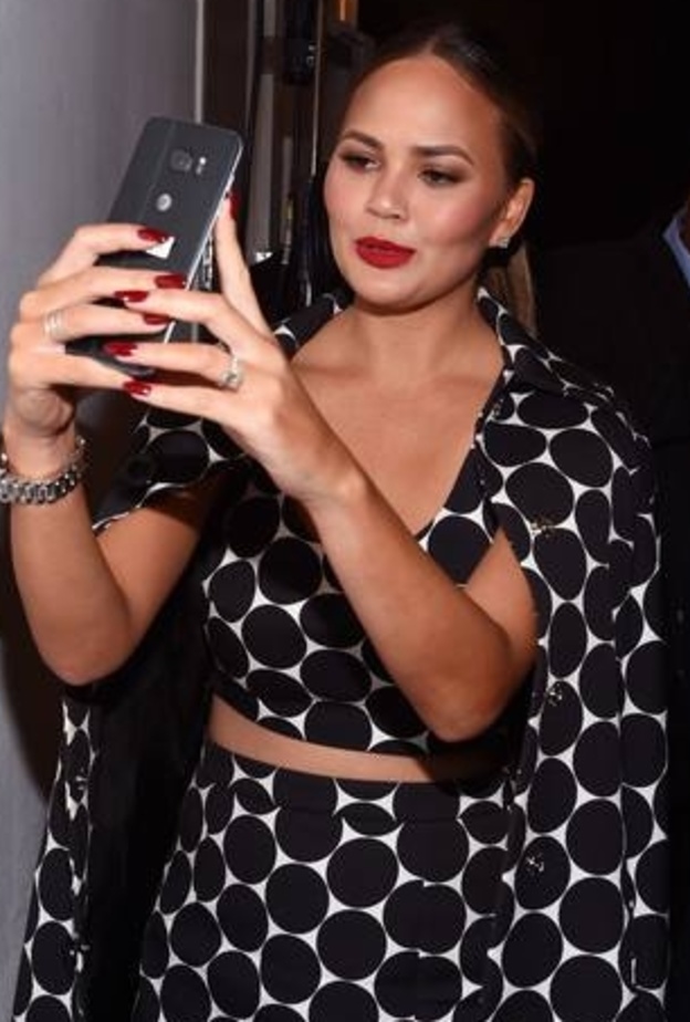 كريسي تايجن تبدو متألقة .. وتلتقط صورة سيلفي لها في كواليس عرض أزياء مايكل كورس في نيويورك