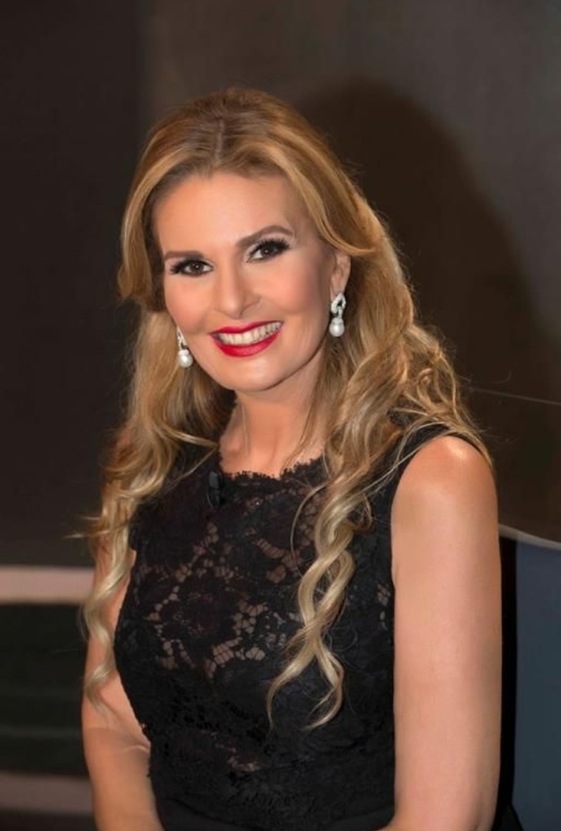 الفنانة يسرا