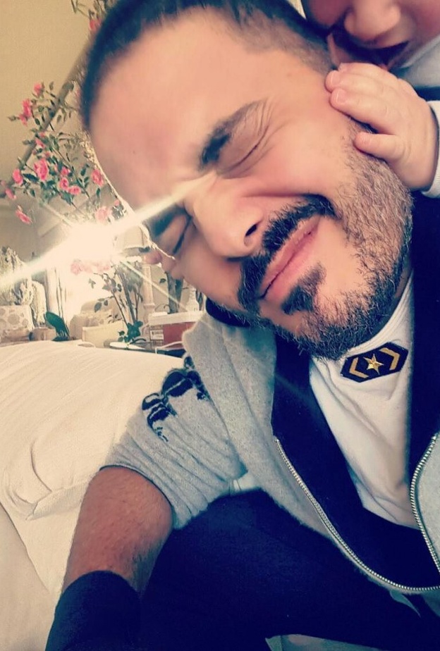 رامي عياش يداعب نجله الوحيد