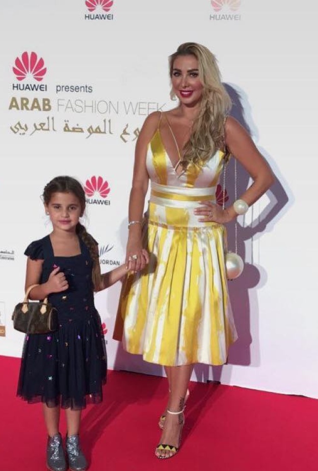 جويل مردينيان مع ابنتها ايلا خلال حضورهما عرض أسبوع الموضة في دبي بالأمس