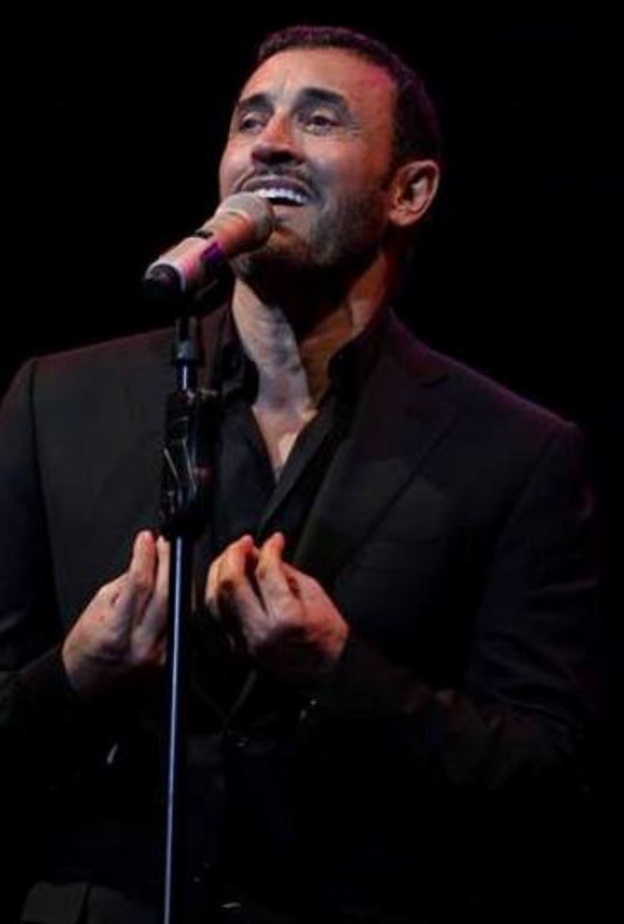 كاظم الساهر من اشهر الذين غنوا للعشاق