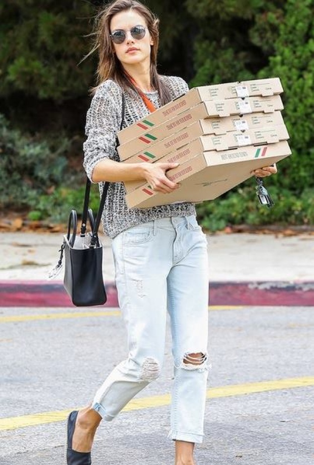 العارضة والأم أليساندرا أمبروسيو تحمل البيتزا إلى حفلة طفليها في لوس أنجلوس!