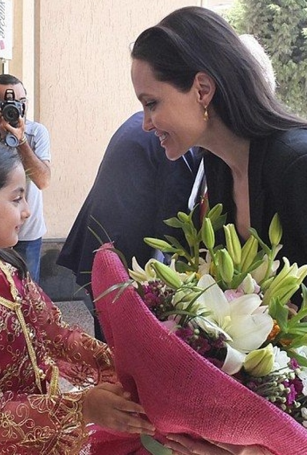 أنجلينا تتلقى الورد خلال زيارتها لأحد مخيمات اللاجئين في تركيا بالأمس