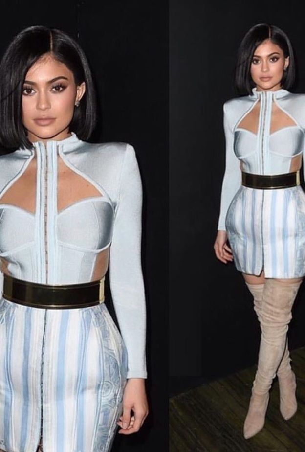 كايلي جينر Kylie Jennerتختار الحزام الاسود مع الفستان الازرق.