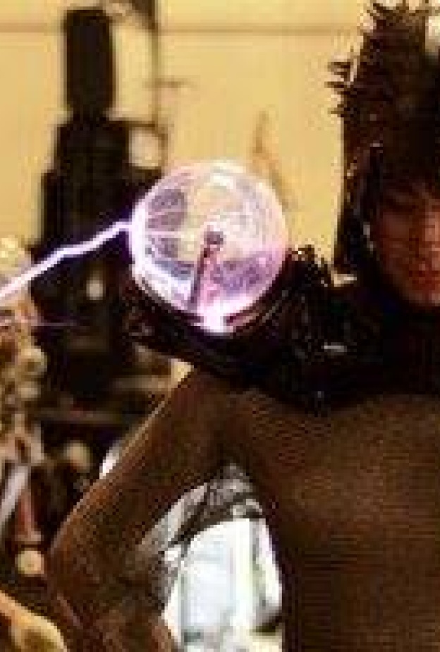 ما رأيك عزيزتي القارئة بهذا الفستان الذي يولد نصف مليون فولت؟ ترى هل توافقين على ارتدائه؟ الفستان من تصميم الهولندي أنوك ويبرشت