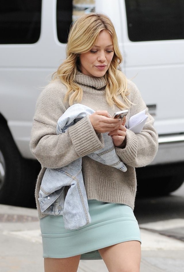 ترى من تحادث هيلاري داف ويشغلها لهذا الحد؟