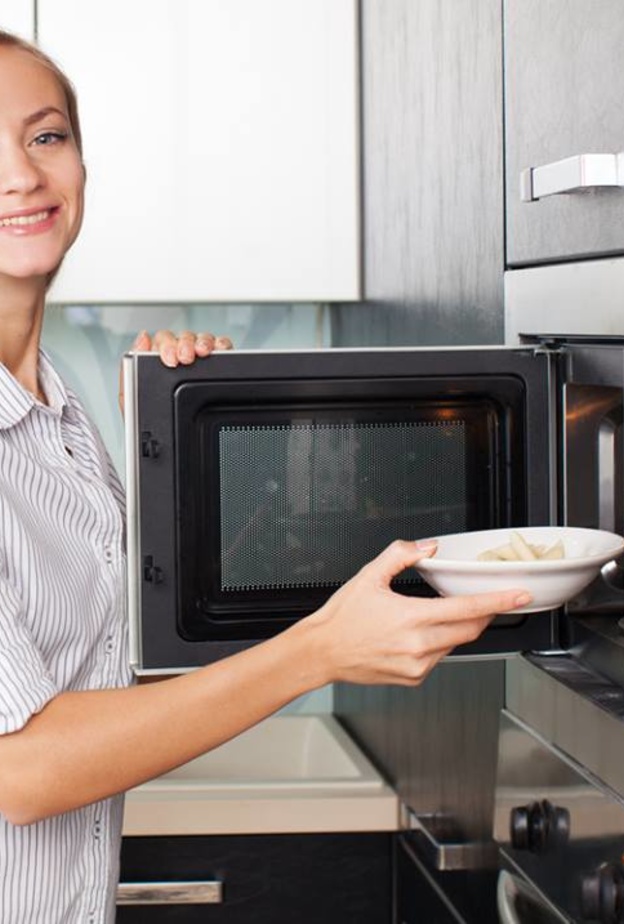نصائح للأم حول الوقاية من مخاطر الميكرويف