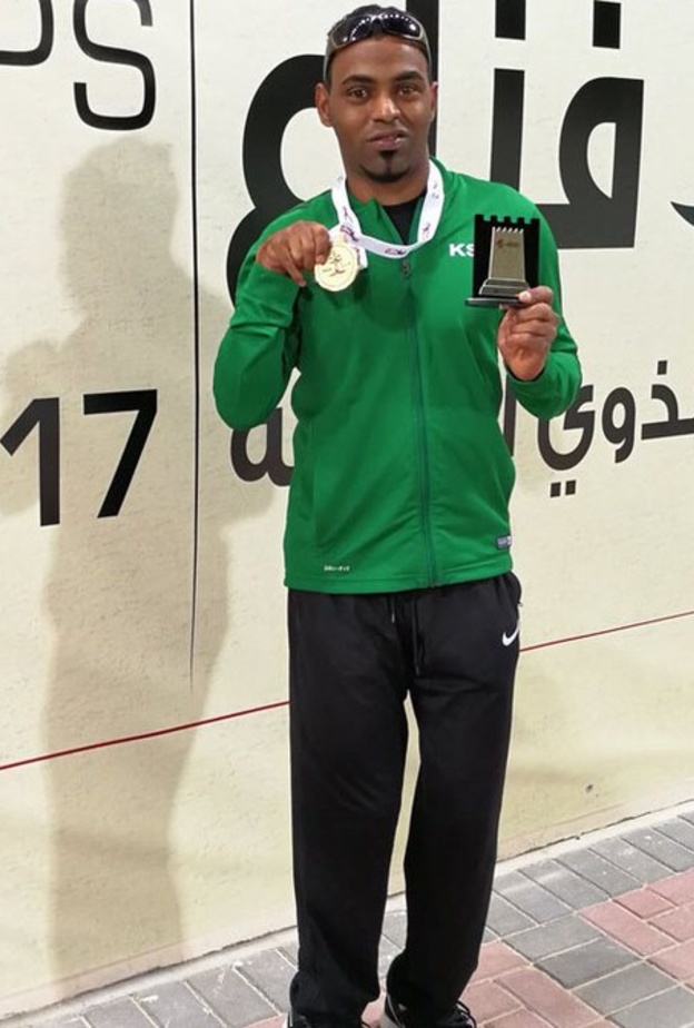 أبطال السعودية يرفعون ميداليتهم الذهبية