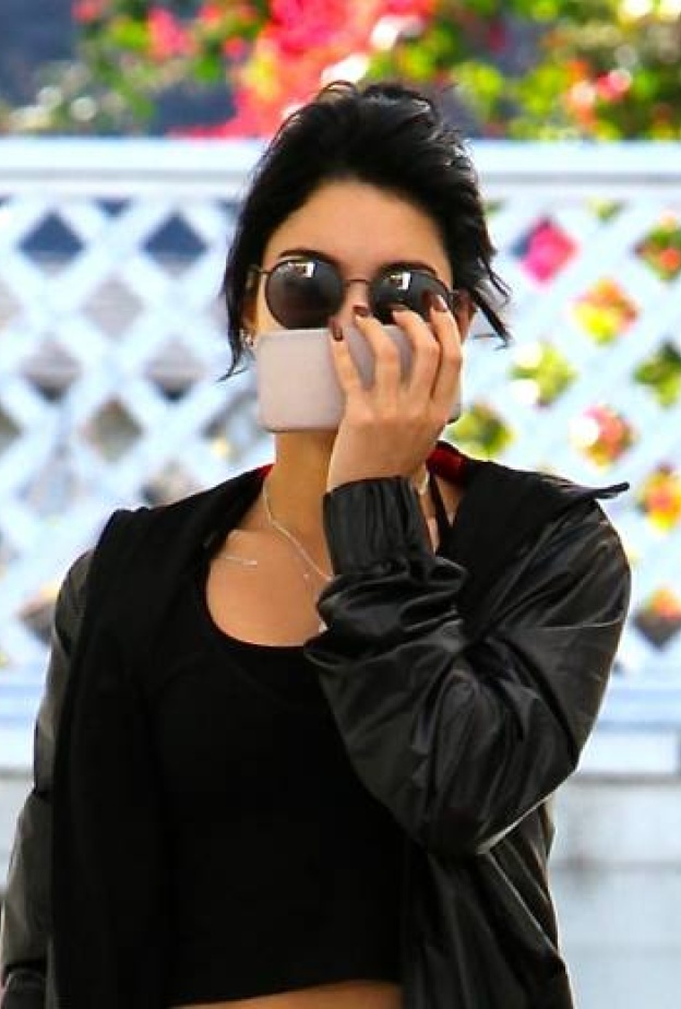 هل تحاول فانيسا هاجينز تغطية وجهها من خلال الهاتف أم أنها تحادث شخصية مهمة!