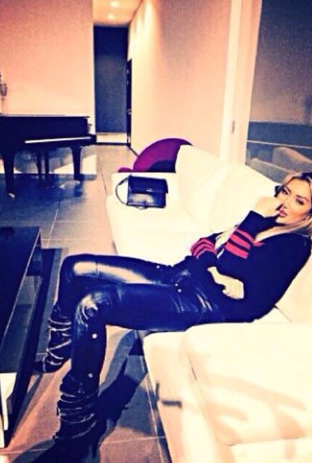 مايا دياب تسترخي في منزلها خلال العاصفة الثلجية التي تضرب لبنان