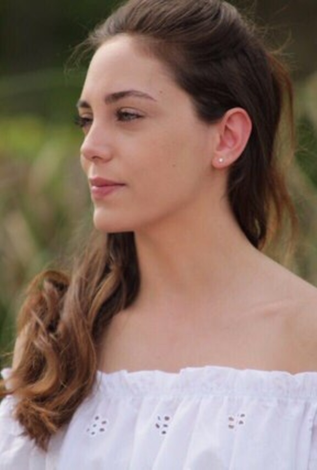 أويكو كارايل في مشهد من مسلسل الشمال والجنوب