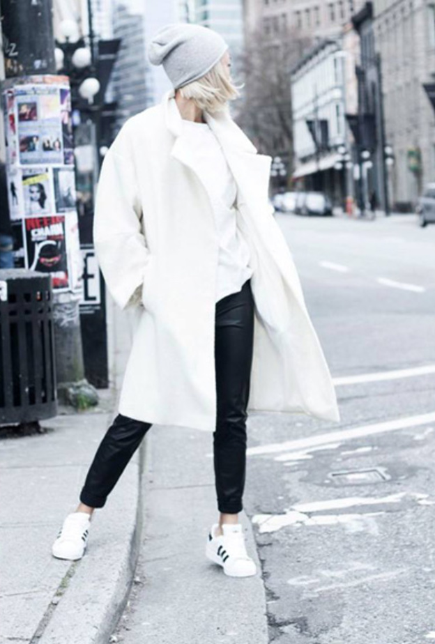 نوعي بالألوان عند اختيار الأبيض كإرتداء بنطلون أسود معه