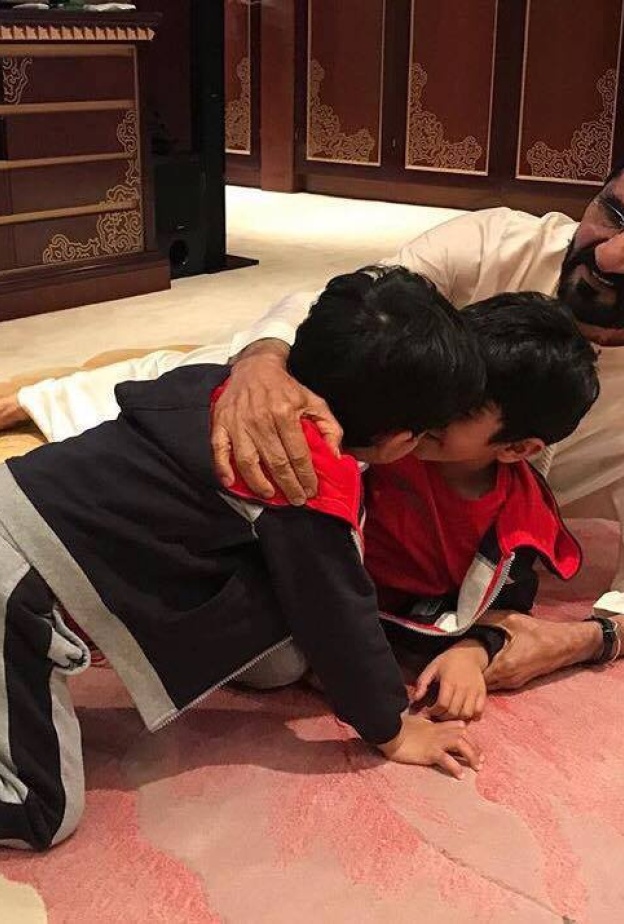 الشيخ محمد بن راشد في صورة عفوية خلال ملاعبته لأحفاده