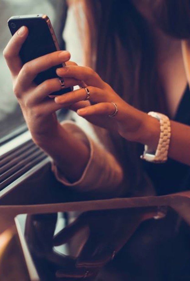 اعتذري منه برسالة هاتفية مُفعمة بمشاعر الشوق