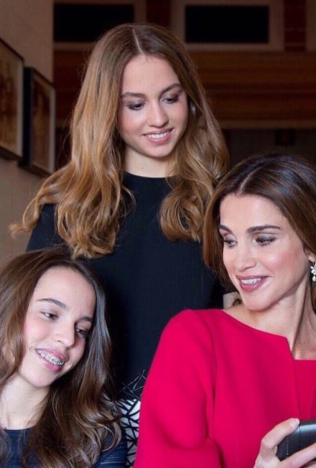 الملكة رانيا تعايد ابنتيها الأميرتين سلمى وإيمان على طريقتها الخاصة عبر صفحتها بالفيس بوك
