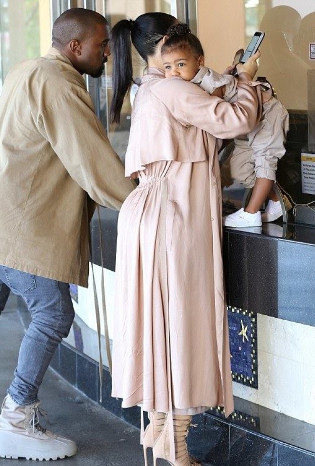 كيم وكاني يتوقفان لشراء الفشار لابنتهما نورث