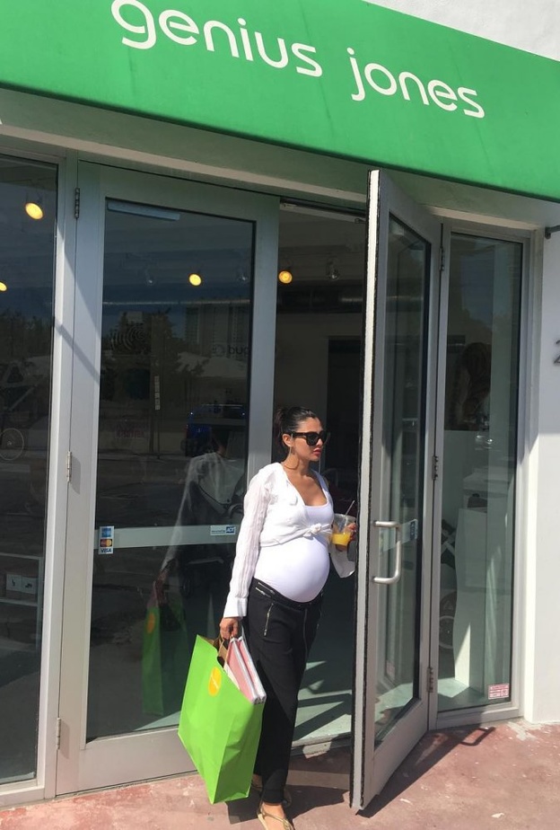 مريم حسين تتسوق