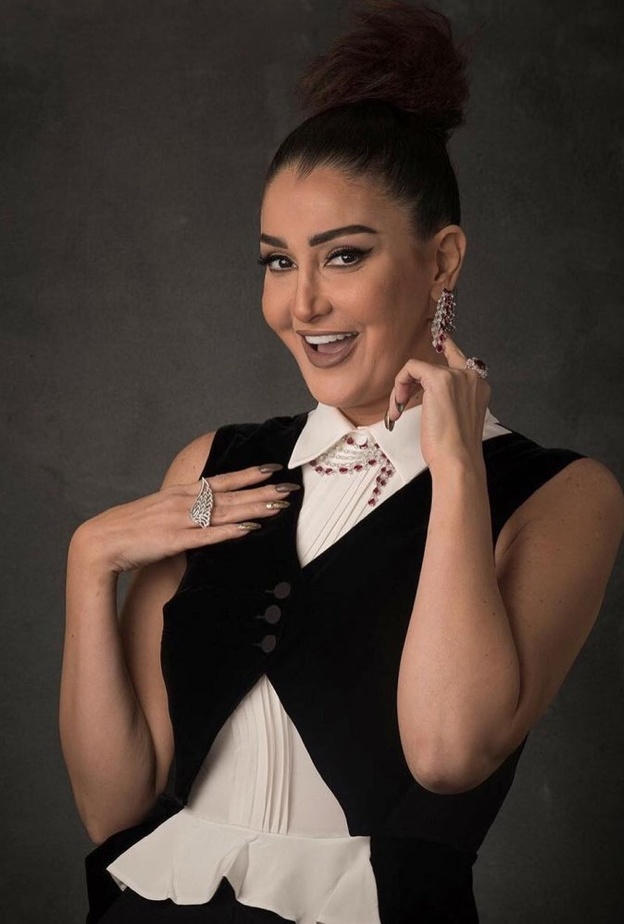 غادة عبد الرازق في جلسة تصوير جديدة