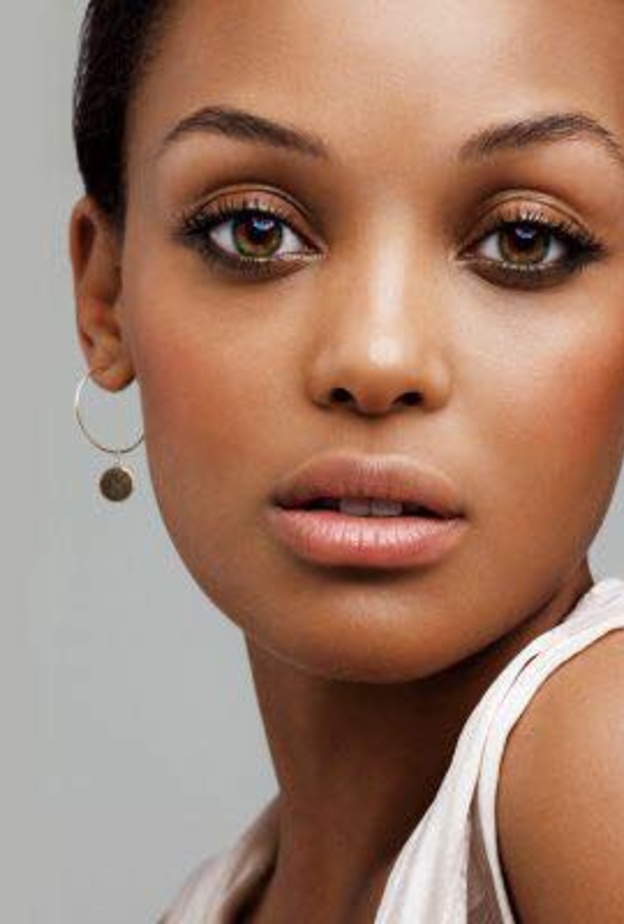 يجب أن تستخدم السمراوات الألوان الطبيعية القريبة من لون البشرة