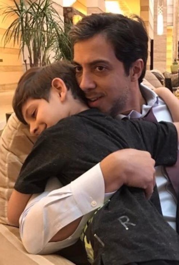 صورة عفوية للشيخ منصور بن زايد محتضنا نجله حمدان