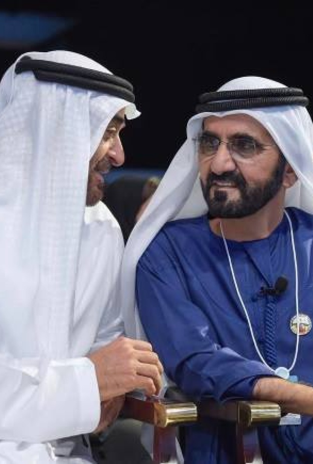 الشيخ محمد بن راشد في حديث ودي مع الشيخ محمد بن زايد خلال القمة العالمية للحكومات