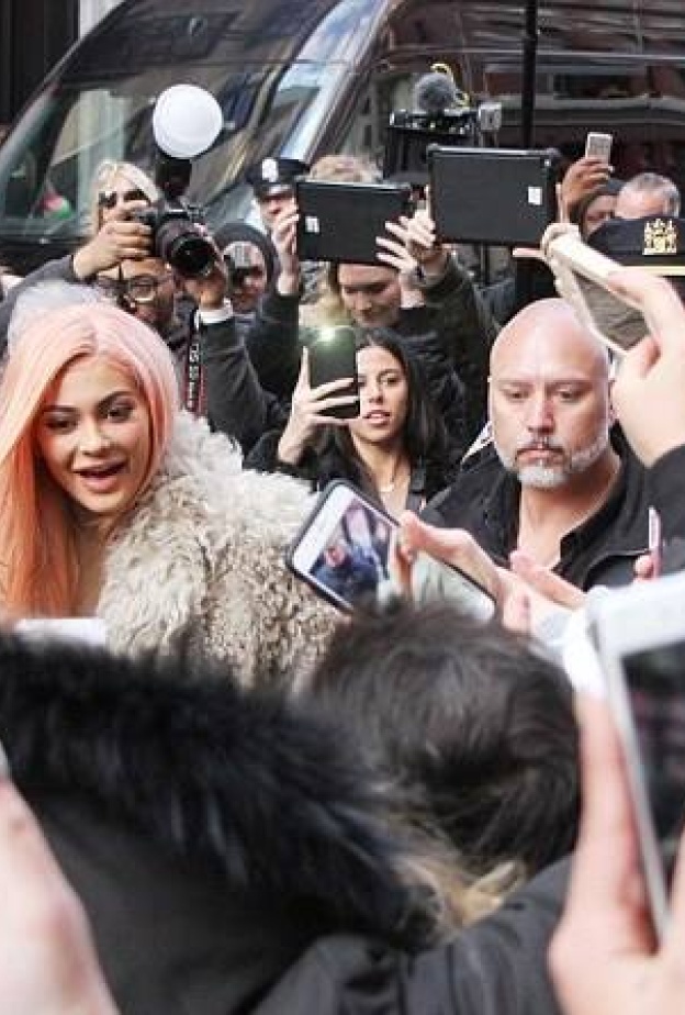 كايلي جينر تلتقي بعدد كبير من معجبيها خلال افتتاحها لمتجر خاص بمستحضرات المكياج الخاصة بها