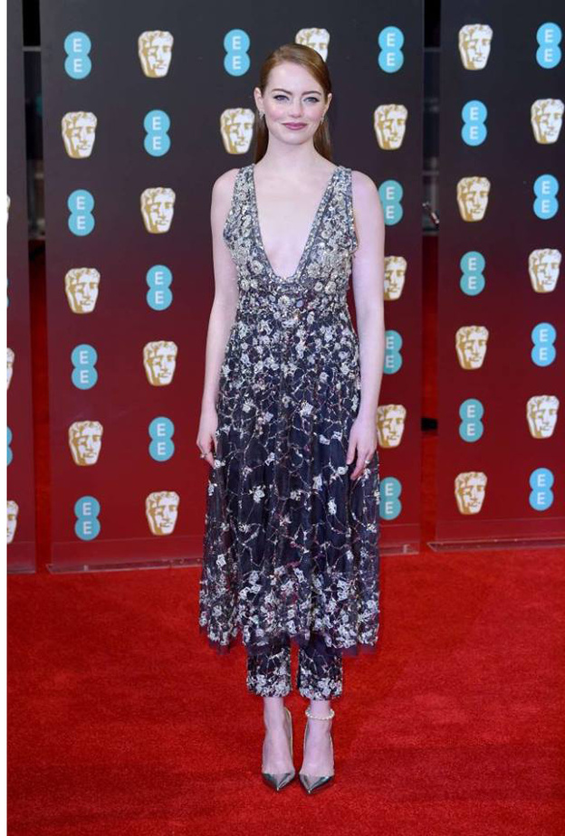 فيولا دافيس بفستان أزرق بدرجات متعددة في هذه اللقطة بعد فزها بالجائزة خلال الحفل