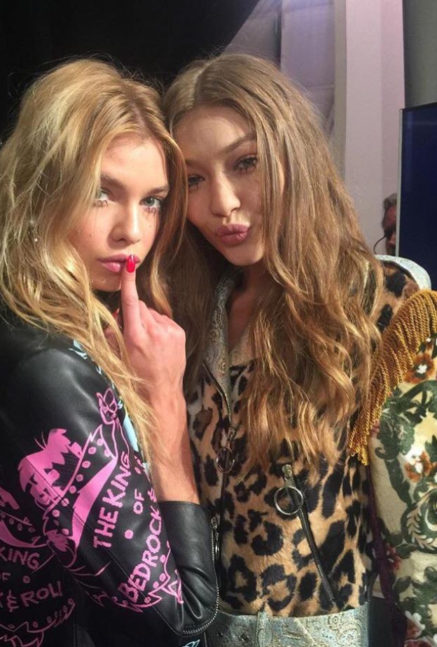 جيجي حديد و ستيلا ماكسويل في كواليس عرض المصمم جيريمي سكوت في أسبوع نيويورك للموضة