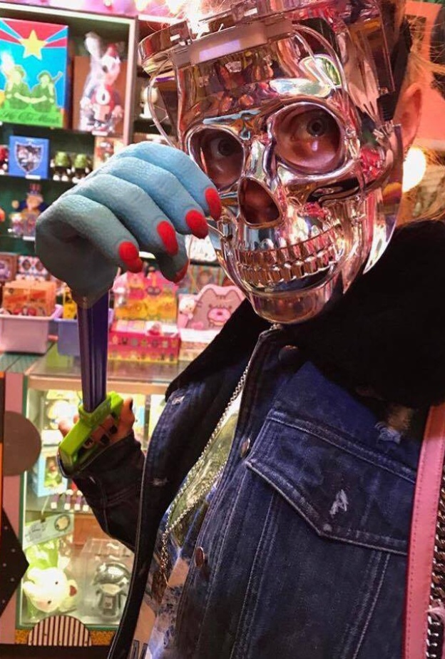 كارا ديليفين بأغرب صورة لها على الانستغرام .. فهل بامكانكم التعرف عليها؟