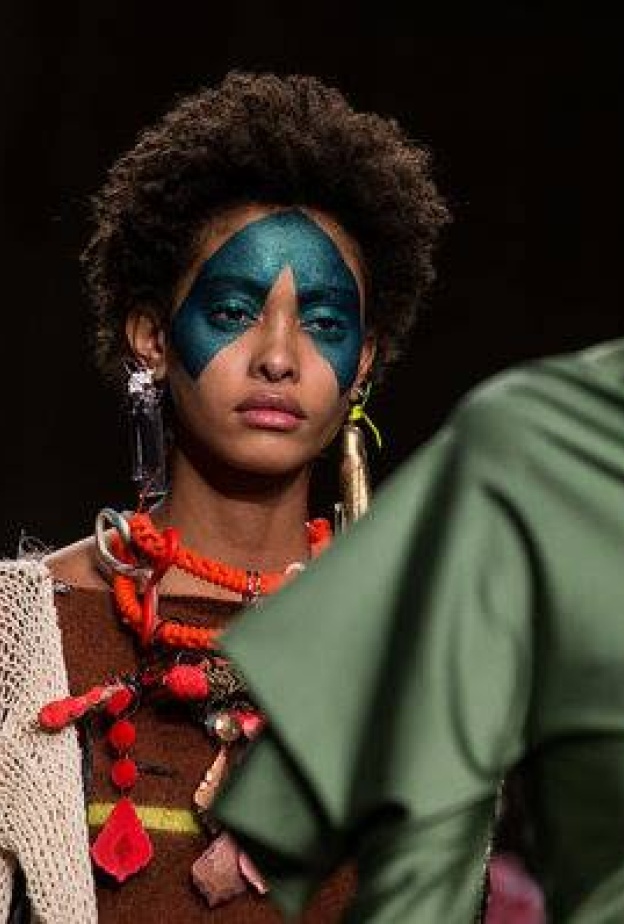 صرعات مكياج غريبة سيطرت على عرض Matty Bovan ضمن عروض الأزياء في لندن