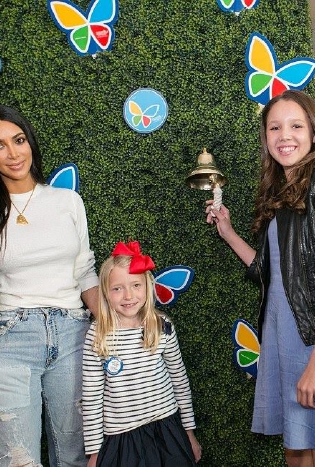 كيم كاردشيان خلال مشاركتها في إحدى الفعاليات الخيرية الخاصة بالأطفال في لوس أنجلوس بالأمس