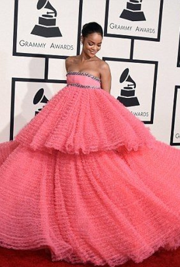 ريهانا سعيدة بفستانها من جياماتيستا فالي في حفل جوائز غرامي