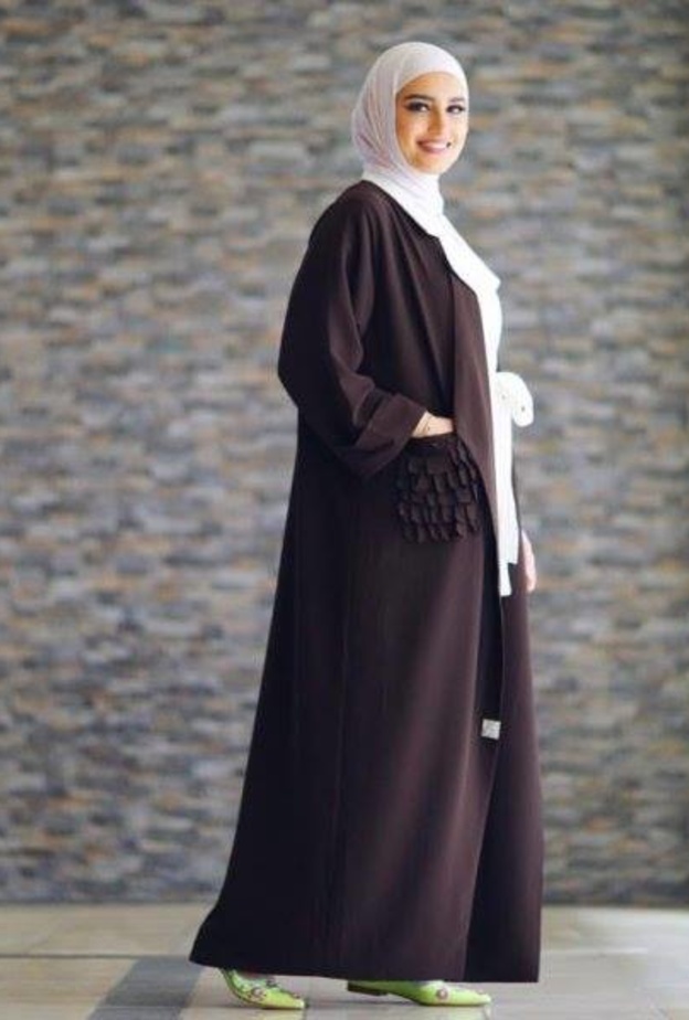 عبايات سوداء مع الدانتيل الأبيض من دلال الدوب.