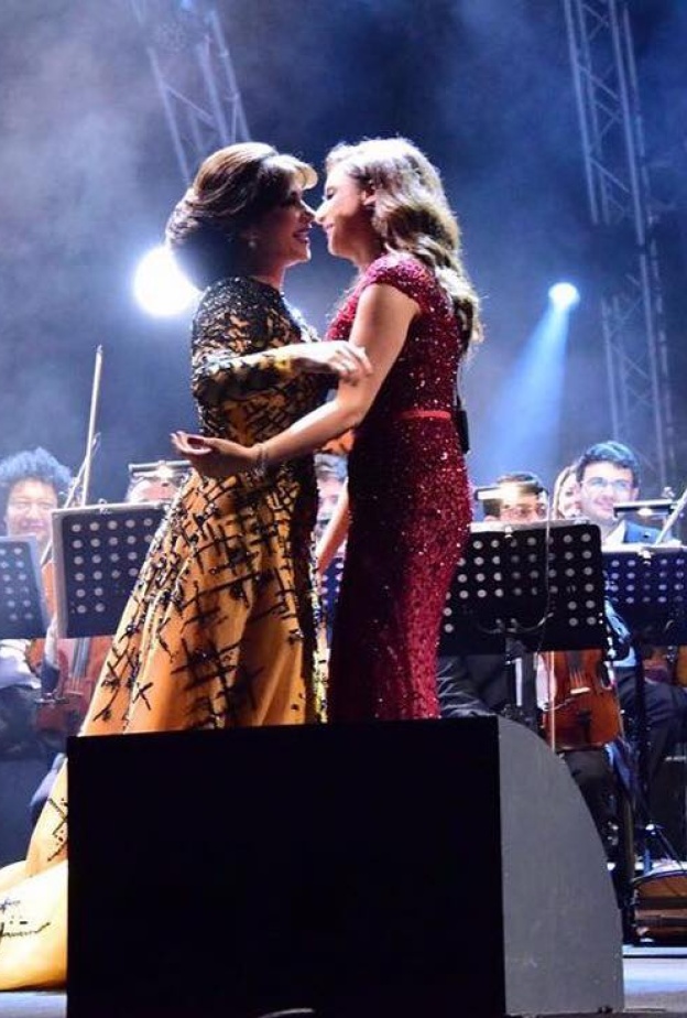 أنغام وأصالة لحظة لقائهما على مسرح المجاز في الشارقة بالأمس