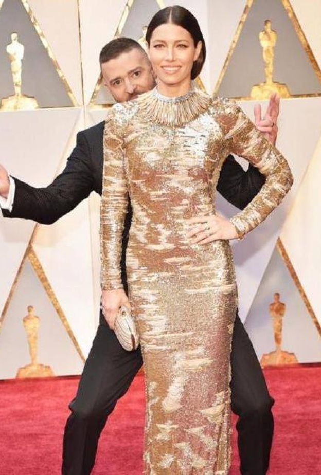 لقطة طريفة للنجم جستين تيمبرليك ممازحا زوجته جيسيكا بييل في حفل اوسكار 2017