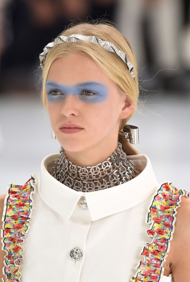 رحلات "شانيل" الجوية تعجّ بالصيحات الجمالية المقبلة