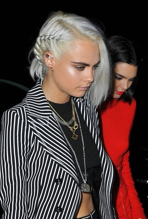 عارضة الأزياء كارا ديليفينج تختار قصة شعر قصير .. وتغير شعرها للبلاتيني كما شوهدت في باريس بالأمس