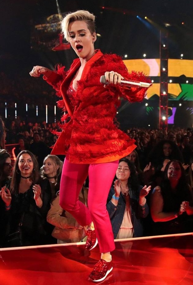 كاتي بيري تتناسى انفصالها مع أورلاندو بلوم .. وتتمايل على مسرح لوس أنجلوس خلال حفلها بالأمس