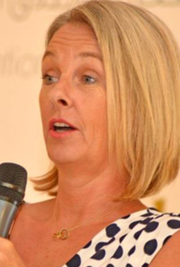 دينس كولينز إستشارية المظهر الشخصي في شركة ذي كولور دن العالمية 