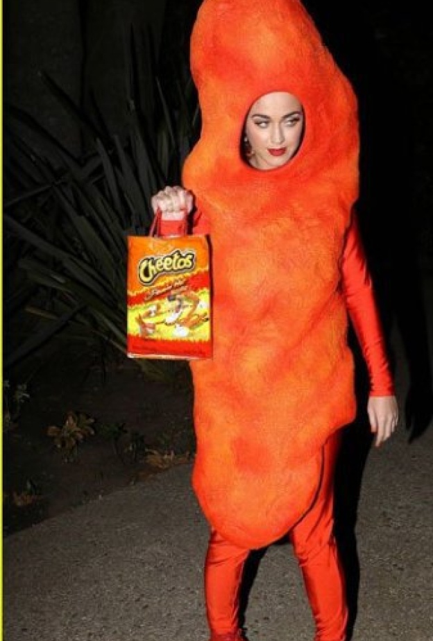 كايتي بيري في تنكر مضحك وطفولي خلال عيد الهالووين