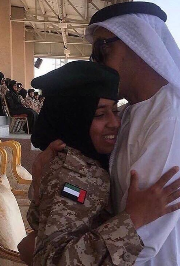الشيخ عبد الله بن زايد يحتضن ابنته الشيخة فاطمة في تخريجها من الدورة العسكرية في مدرسة خولة بنت الأزور