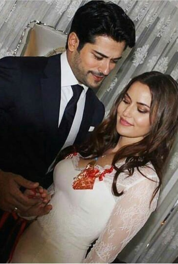 خطوبة بوراك اوزجفيت وفهرية افجان